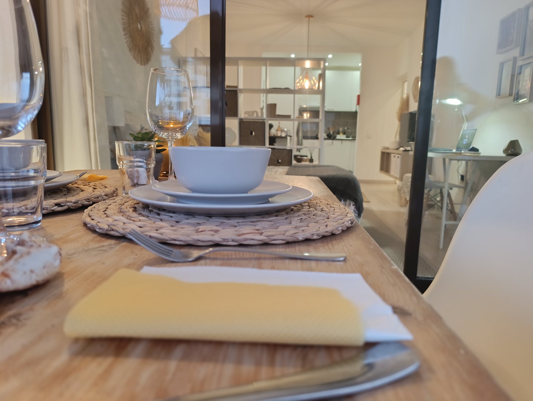 Zona de refeições com vista para a sala e cozinha